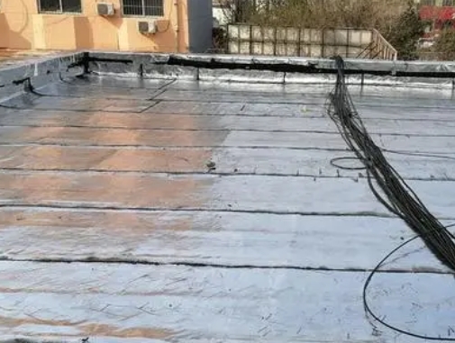 乡宁卫生间漏水维修公司分享下乡宁屋面楼顶防水刚性防水层施工要点。